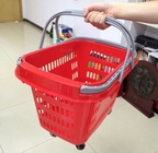 赤い圧延の車輪が付いているプラスチック ショッピング トロリー バスケット/携帯用貯蔵のバスケット