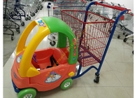 スーパーマーケットのおもちゃ車の楽しみの金属は車輪が付いている買物車のトロリーをからかいます